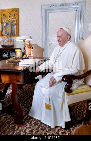 Città del Vaticano, Vaticano. 08th Jan 2022. Papa Francesco incontra Tomasz Grodzki, Presidente del Senato della Repubblica di Polonia, con la moglie in Vaticano. Gennaio 6, 2021. LIMITATO ALL'USO EDITORIALE - Vatican Media/Spaziani. Credit: dpa/Alamy Live News Foto Stock