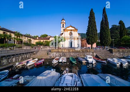 La chiesa Chiesa S. Giovanni, situata al porto della cittadina. Foto Stock