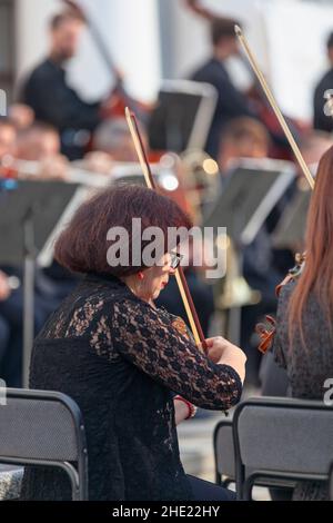 Odessa, Ucraina - Giugno 28 2018: Violinista che suona durante un concerto all'aperto tenuto per la Giornata della Costituzione per commemorare la Costituzione Ucraina del 199 Foto Stock