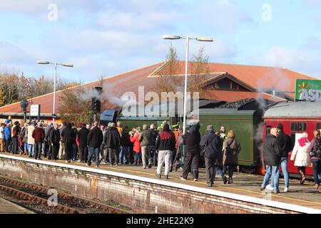 Il Flying Scotsman sulla linea costiera del Galles del Nord. Il treno a vapore ferma a Crewe, Llandudno Junction e Holyhead Wales Foto Stock