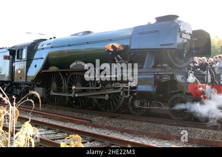 Il Flying Scotsman sulla linea costiera del Galles del Nord. Il treno a vapore ferma a Crewe, Llandudno Junction e Holyhead Wales Foto Stock