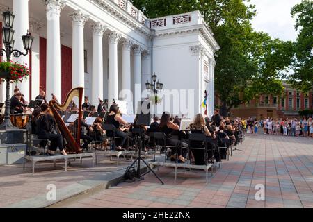 Odessa, Ucraina - Giugno 28 2018: Concerto all'aperto tenuto fuori dal Municipio di Odessa per la Giornata della Costituzione per commemorare la Costituzione Ucraina del 19 Foto Stock