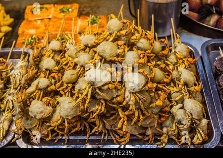 Granchio snacks, Street food a Fenghuang antica città, provincia di Hunan, Cina Foto Stock