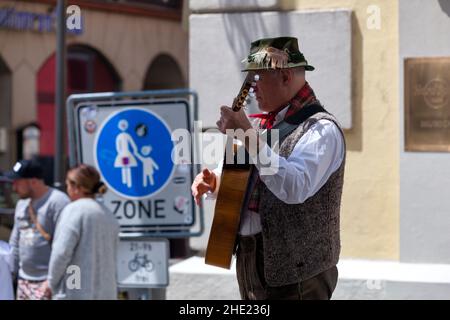 Monaco di Baviera, Germania - Maggio 30 2019: Musicista in abbigliamento tradizionale che tiene la sua chitarra nel centro della città. Foto Stock