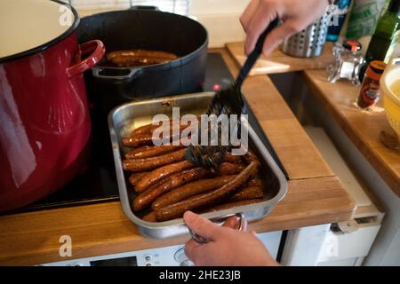 Francia, Bretagna, Quevert, 2020-12-31. Festa di Capodanno, o Saint-Sylvestre, di un gruppo di giovani durante la crisi del Covid-19 come emerg Francia Foto Stock