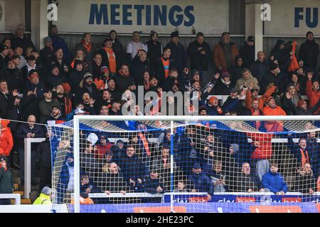 Hartlepool, Regno Unito. 08th Jan 2022. I fan di Blackpool cantano ad Hartlepool, Regno Unito, il 1/8/2022. (Foto di Mark Cosgrove/News Images/Sipa USA) Credit: Sipa USA/Alamy Live News Foto Stock