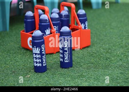 Sydney, Australia. 8th Jan 2022. 8th gennaio 2022: Sydney Cricket Ground, Sydney Australia; Ashes International test Cricket, Australia versus Inghilterra, 4th test day 4; England Cricket team Water bottles Credit: Action Plus Sports Images/Alamy Live News Foto Stock