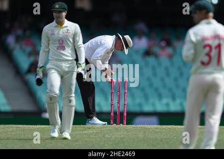 Sydney, Australia. 8th Jan 2022. 8th gennaio 2022: Sydney Cricket Ground, Sydney Australia; Ashes International test Cricket, Australia versus Inghilterra, 4th test day 4; Match umpire sostituisce le chiodi sulle paracadutes Credit: Action Plus Sports Images/Alamy Live News Foto Stock