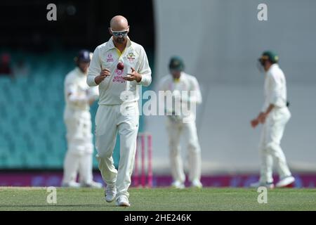 Sydney, Australia. 8th Jan 2022. 8th gennaio 2022: Sydney Cricket Ground, Sydney Australia; Ashes International test Cricket, Australia versus Inghilterra, 4th test day 4; Nathan Lyon of Australia si prepara a Bowl Credit: Action Plus Sports Images/Alamy Live News Foto Stock