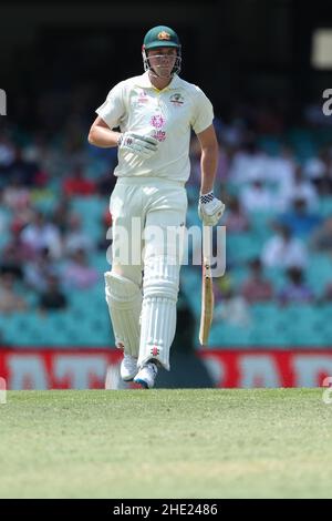 Sydney, Australia. 8th Jan 2022. 8th gennaio 2022: Sydney Cricket Ground, Sydney Australia; Ashes International test Cricket, Australia versus Inghilterra, 4th test day 4; Cameron Green of Australia tornando al Crease Credit: Action Plus Sports Images/Alamy Live News Foto Stock