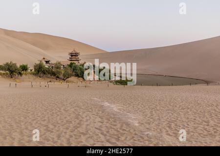 Cremcent Moon Lake at Singing Sands Dune near Dunhuang, provincia di Gansu, Cina Foto Stock