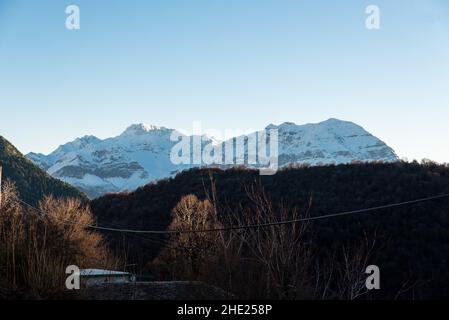 Villaggio tradizionale di Kallarites a Tzoumerka montagna, Ioannina, Epiro, Grecia Foto Stock