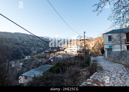 Villaggio tradizionale di Kallarites a Tzoumerka montagna, Ioannina, Epiro, Grecia Foto Stock