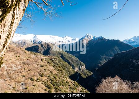 Villaggio tradizionale di Kallarites a Tzoumerka montagna, Ioannina, Epiro, Grecia Foto Stock