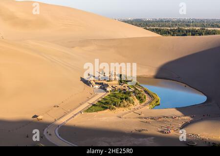 Cremcent Moon Lake at Singing Sands Dune near Dunhuang, provincia di Gansu, Cina Foto Stock