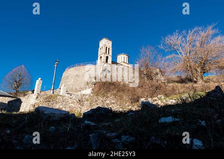 Villaggio tradizionale di Kallarites a Tzoumerka montagna, Ioannina, Epiro, Grecia Foto Stock