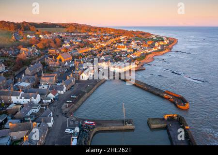 Vista aerea dal drone del villaggio di Johnshaven e dal porto di Aberdeenshire, Scozia. REGNO UNITO Foto Stock