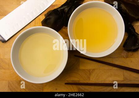 Bonito giapponese al ramen e brodo di pollo Foto Stock