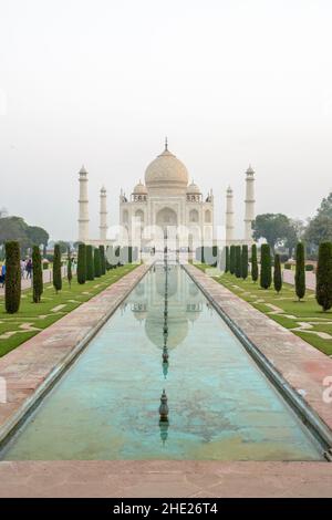 Vista di mattina presto del Taj Mahal riflesso nella piscina riflettente, Agra, Uttar Pradesh, India, Asia del Sud Foto Stock