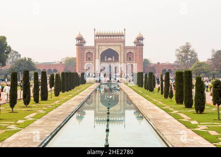 Vista di mattina presto dell'entrata della Grande porta al complesso di Taj Mahal con riflessi nella piscina riflettente, Agra, Uttar Pradesh, India, Sud Foto Stock