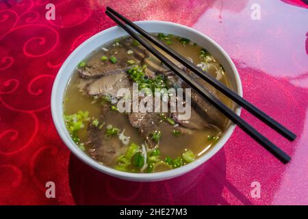 Ciotola di tagliatelle di manzo in Cina Foto Stock