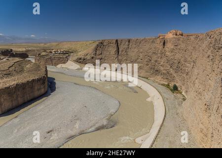 Prima torre faro della Grande Muraglia sopra il fiume Taolai vicino a Jiayuguan, provincia di Gansu, Cina Foto Stock