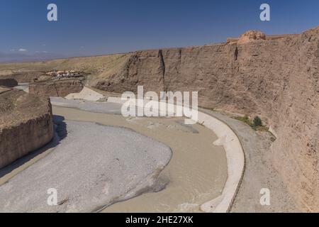 Prima torre faro della Grande Muraglia sopra il fiume Taolai vicino a Jiayuguan, provincia di Gansu, Cina Foto Stock