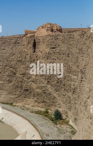 Prima torre faro della Grande Muraglia sopra il fiume Taolai vicino a Jiayuguan, provincia di Gansu, Cina Foto Stock