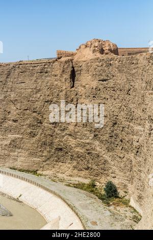 Prima torre faro della Grande Muraglia sopra il fiume Taolai vicino a Jiayuguan, provincia di Gansu, Cina Foto Stock