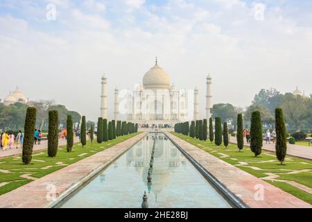 Vista di mattina presto del Taj Mahal riflesso nella piscina riflettente, Agra, Uttar Pradesh, India, Asia del Sud Foto Stock