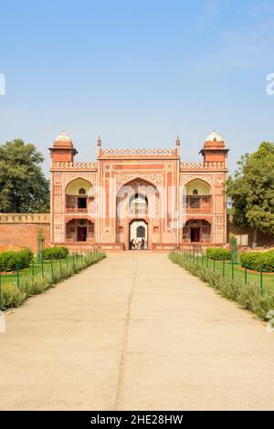 Porta d'ingresso alla Tomba di Itmad-Ud-Daulah o Etimad-ud-Daulah, Agra, Uttar Pradesh, India. Conosciuto anche come il Taj del bambino o mini Taj. Foto Stock