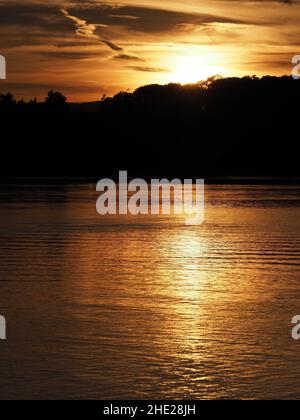 Tramonto panoramico sul fiume Reno nei pressi dello Stein am Rhein europeo in Svizzera, cielo nuvoloso nel 2018 calda serata estiva del mese di agosto - verticale Foto Stock