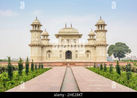 Tomba di Itmad-Ud-Daulah o Etimad-ud-Daulah in marmo bianco, Agra, Utar Pradesh, India, Asia meridionale. Conosciuto anche come il Taj del bambino o mini Taj. Foto Stock