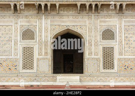 Tomba di Itmad-Ud-Daulah o Etimad-ud-Daulah in marmo bianco, Agra, Utar Pradesh, India, Asia meridionale. Conosciuto anche come il Taj del bambino o mini Taj. Foto Stock