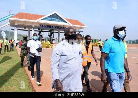 (220108) -- WAKISO, 8 gennaio 2022 (Xinhua) -- Gen. Edward Katumba Wamala (1st L, fronte), ministro ugandese delle opere e dei trasporti, visita una parte della Kampala-Entebbe Expressway dopo il lancio del sistema di pedaggio in Uganda, 8 gennaio 2022. L'Uganda ha iniziato sabato a caricare il pubblico per l'utilizzo della Kampala-Entebbe Expressway costruita dai cinesi. La strada è stata costruita attraverso una joint venture da parte del governo ugandese e un prestito dal governo cinese. PER ANDARE CON: L'Uganda inizia a addebitare pedaggi per l'uso della superstrada costruita in Cina (foto di Joseph Kiggundu/Xinhua) Foto Stock