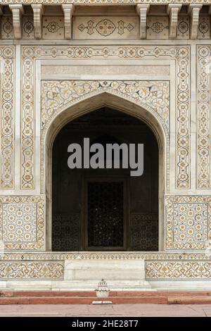 Tomba di Itmad-Ud-Daulah o Etimad-ud-Daulah in marmo bianco, Agra, Utar Pradesh, India, Asia meridionale. Conosciuto anche come il Taj del bambino o mini Taj. Foto Stock