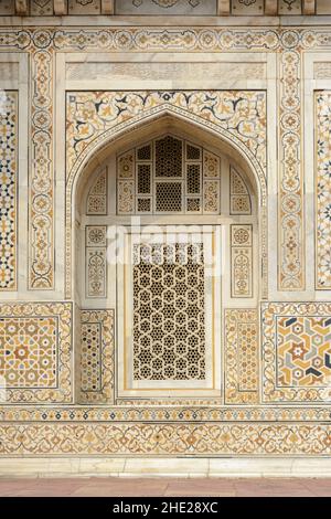 Tomba di Itmad-Ud-Daulah o Etimad-ud-Daulah in marmo bianco, Agra, Utar Pradesh, India, Asia meridionale. Conosciuto anche come il Taj del bambino o mini Taj. Foto Stock