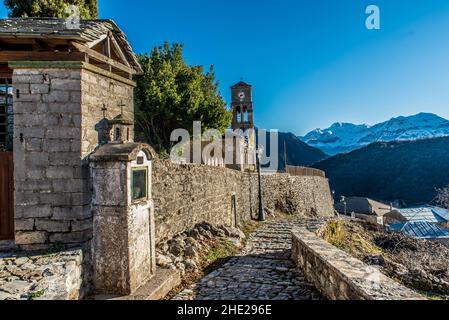 Villaggio tradizionale di Kallarites a Tzoumerka montagna, Ioannina, Epiro, Grecia Foto Stock