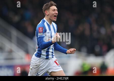 HARTLEPOOL, REGNO UNITO. GENNAIO 8th Joe Gray dell'Hartlepool United festeggia dopo aver segnato il secondo gol durante la partita di fa Cup tra Hartlepool United e Blackpool al Victoria Park di Hartlepool sabato 8th gennaio 2022. (Credit: Mark Fletcher | MI News) Credit: MI News & Sport /Alamy Live News Foto Stock