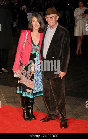 John Hurt, Anwen Rees-Myers, 'Suffragette' BFI London Film Festival Opening Night Gala, Odeon Leicester Square, Londra. REGNO UNITO Foto Stock