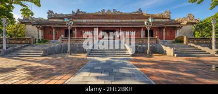 Palazzo Thai Hoa nella Città Imperiale con la Città Proibita Viola all'interno della Cittadella di Hue, Vietnam. Palazzo reale Imperiale della dinastia Nguyen Foto Stock