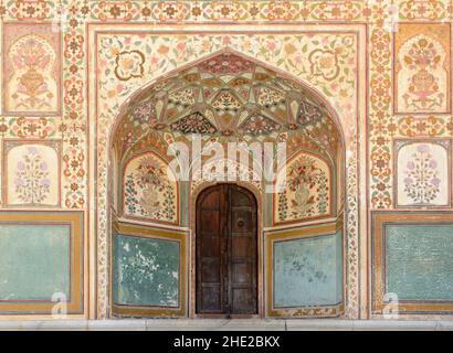 Ganesh Pol, o Ganesh Gate, è l'ingresso principale al palazzo a Amber Fort (o Amer Fort), Amer, vicino Jaipur, Rajasthan, India, Asia meridionale Foto Stock