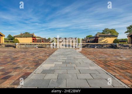 Splendida vista sul palazzo Can Thanh nella Città Imperiale con la Città Proibita Viola all'interno della Cittadella di Hue, Vietnam. Palazzo reale Imperiale o Foto Stock