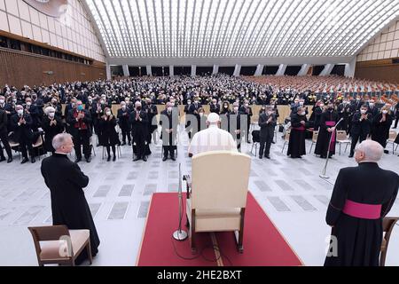 Città del Vaticano, Vatikanstadt. 08th Jan 2022. Papa Francesco incontra i membri dell'Associazione dei Santi Pietro e Paolo in Vaticano. Gennaio 6, 2021. LIMITATO ALL'USO EDITORIALE - Vatican Media/Spaziani. Credit: dpa/Alamy Live News Foto Stock