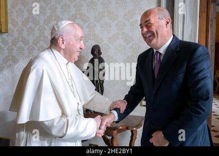 Città del Vaticano, Vatikanstadt. 08th Jan 2022. Papa Francesco incontra il Presidente della Regione Lazio Nicola Zingaretti in Vaticano. Gennaio 6, 2021. LIMITATO ALL'USO EDITORIALE - Vatican Media/Spaziani. Credit: dpa/Alamy Live News Foto Stock