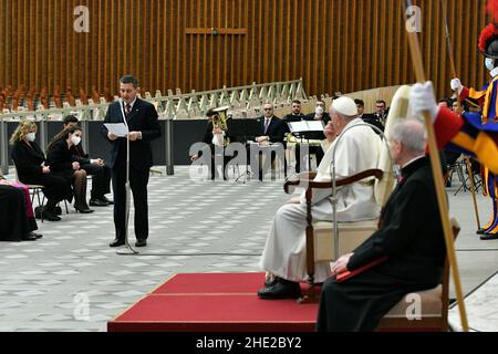 Città del Vaticano, Vatikanstadt. 08th Jan 2022. Papa Francesco incontra i membri dell'Associazione dei Santi Pietro e Paolo in Vaticano. Gennaio 6, 2021. LIMITATO ALL'USO EDITORIALE - Vatican Media/Spaziani. Credit: dpa/Alamy Live News Foto Stock