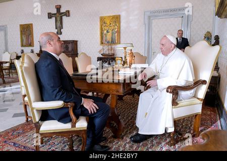 Città del Vaticano, Vatikanstadt. 08th Jan 2022. Papa Francesco incontra il Presidente della Regione Lazio Nicola Zingaretti in Vaticano. Gennaio 6, 2021. LIMITATO ALL'USO EDITORIALE - Vatican Media/Spaziani. Credit: dpa/Alamy Live News Foto Stock