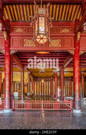 Palazzo Thai Hoa nella Città Imperiale con la Città Proibita Viola all'interno della Cittadella di Hue, Vietnam. Palazzo reale Imperiale della dinastia Nguyen Foto Stock