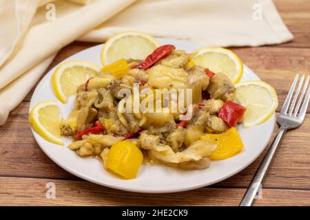 Insalata di melanzane arrosto su sfondo di legno. Insalata turca di melanzane al forno. Patlıcan salata. Antipasti di cucina turca. Vista orizzontale. Primo piano Foto Stock