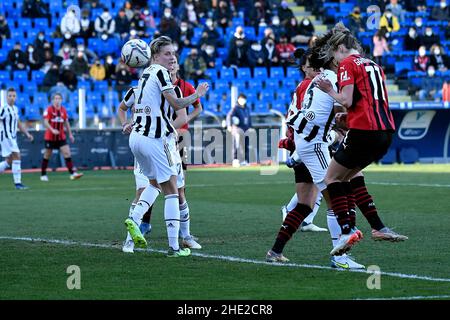 Frosinone, Italia. 08th Jan 2022. Christy Grimshaw dell'AC Milan segna l'obiettivo del 0-1 durante la finale femminile della super coppa italiana tra Juventus FC e AC Milan allo stadio Benito Stirpe di Frosinone (Italia), 8th gennaio 2022. Foto Andrea Staccioli/Insidefoto Credit: Ininsidefoto srl/Alamy Live News Foto Stock